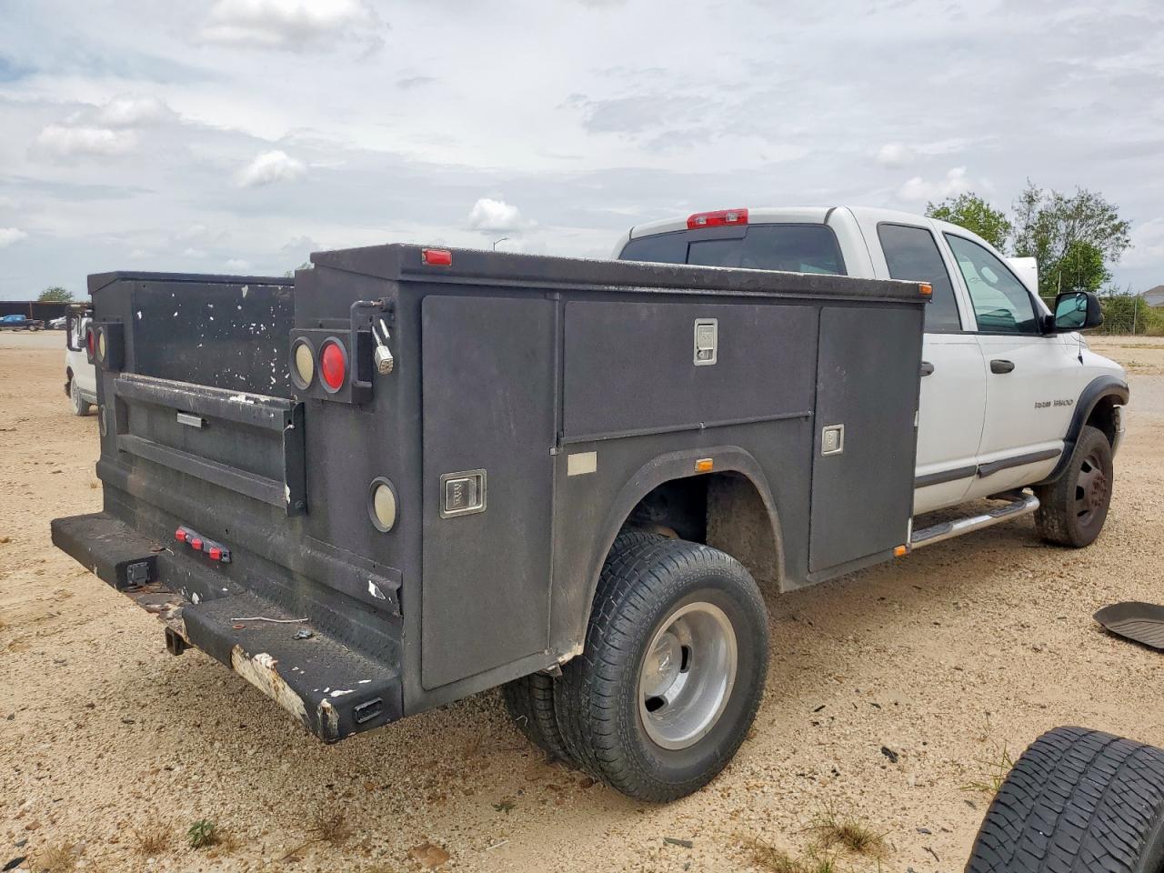 2005 Dodge Ram 3500 St - Фото 3