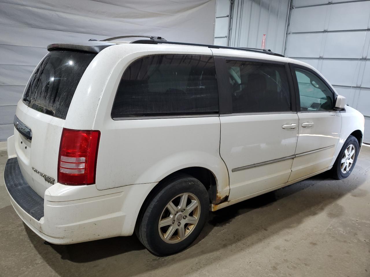 2010 Chrysler Town & Country Touring - Image 3
