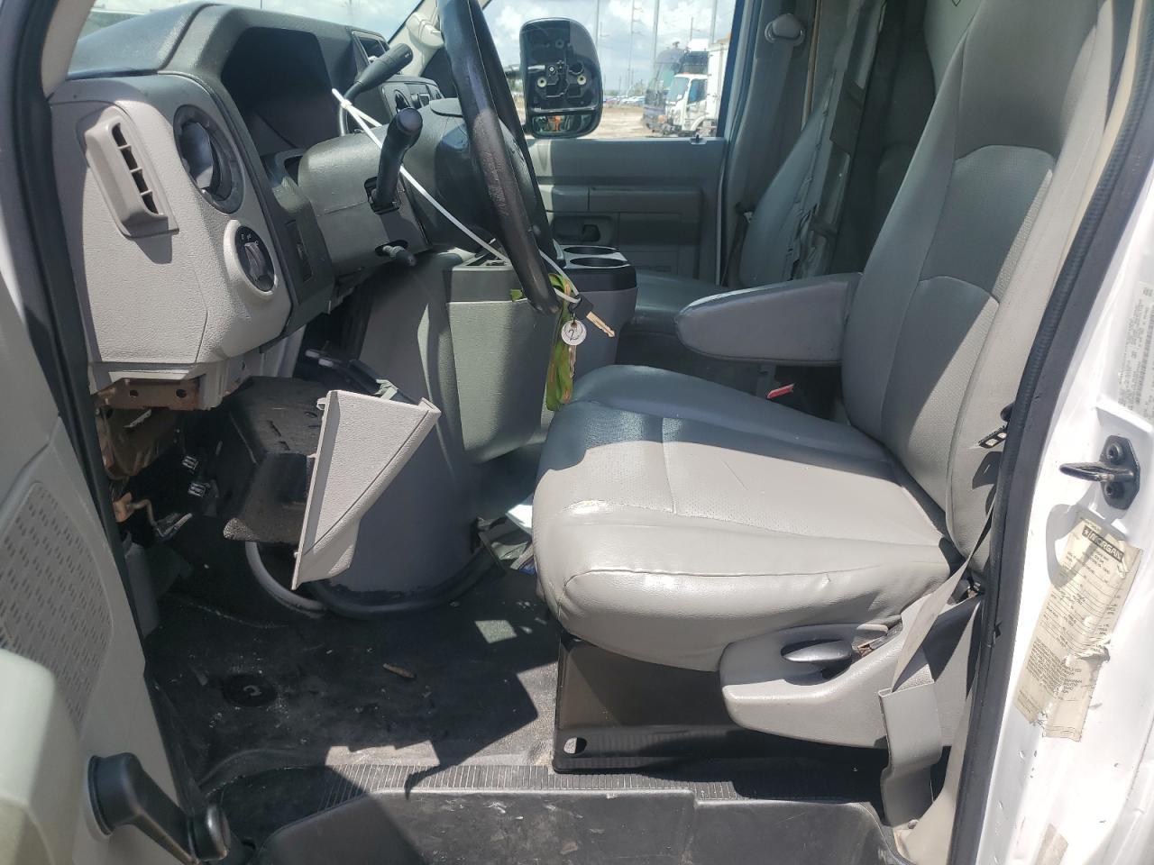 2016 Ford Econoline E350 Super Duty Cutaway Van - Image 7