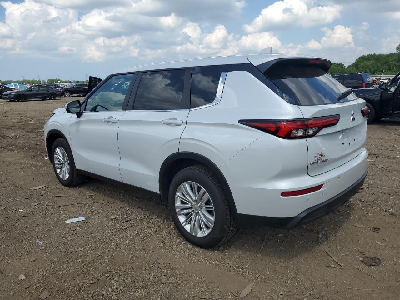 2024 Mitsubishi Outlander Es - Image 2