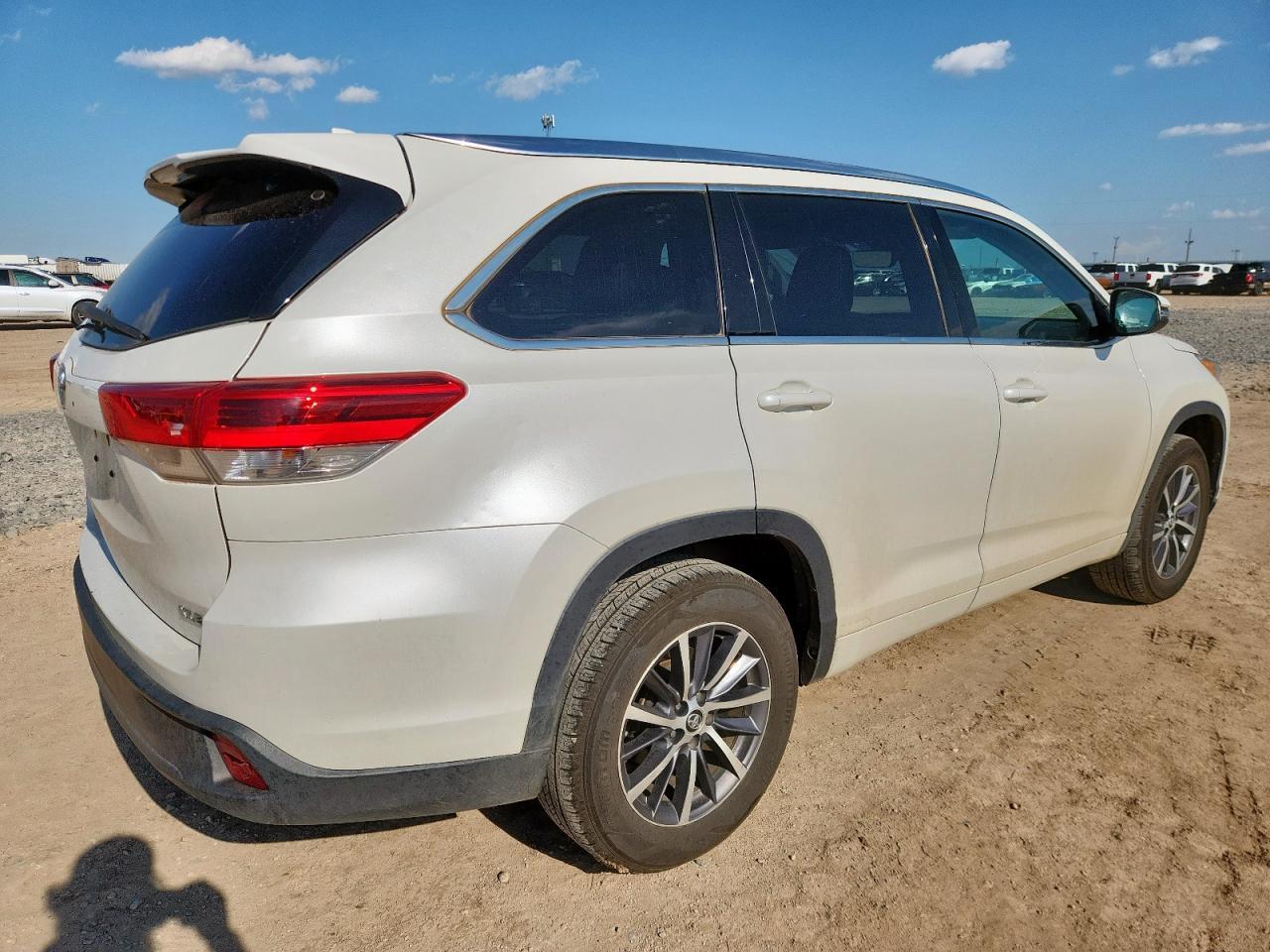 2018 Toyota Highlander Se - Фото 3