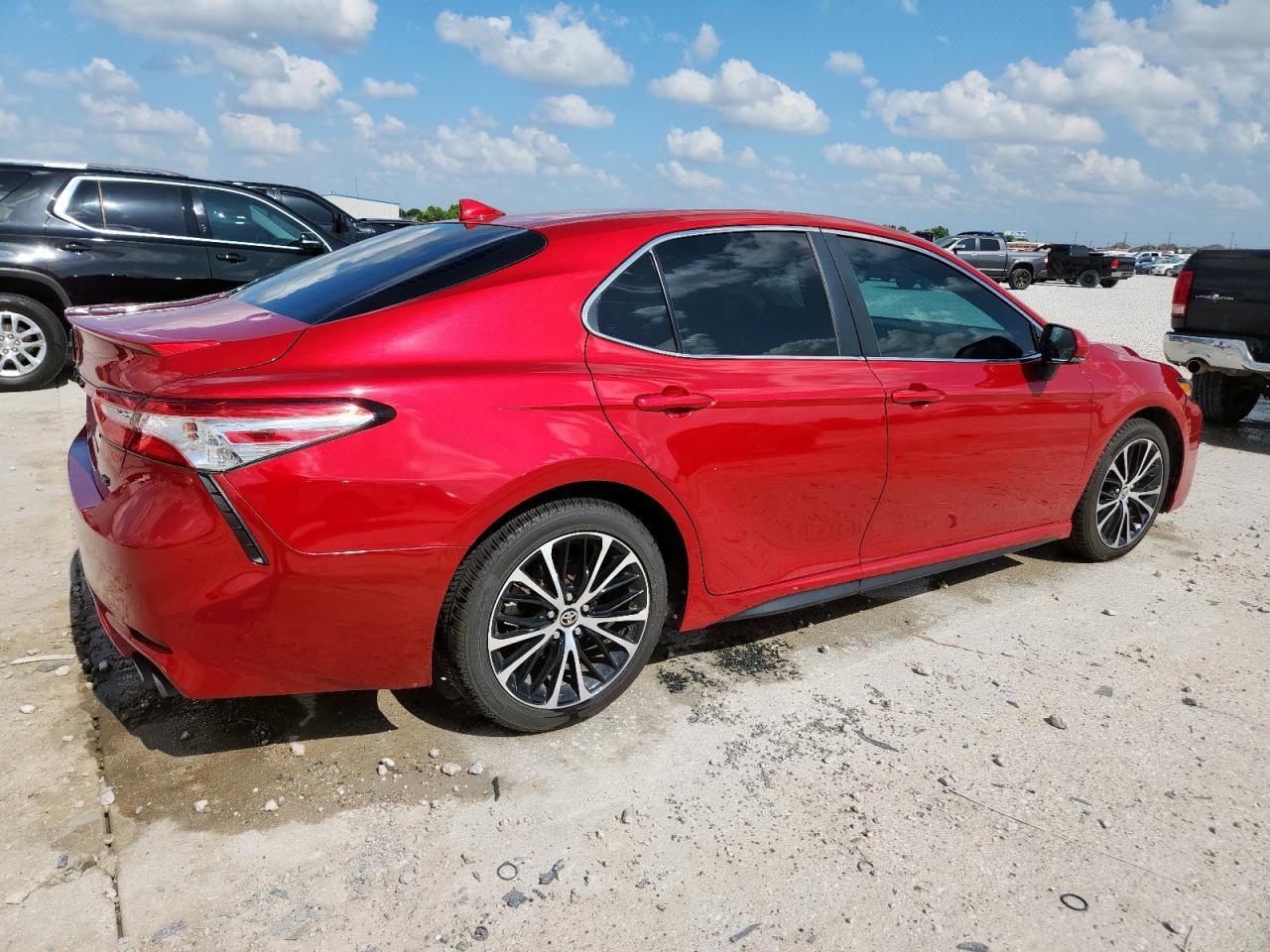 2020 Toyota Camry Se - Фото 3