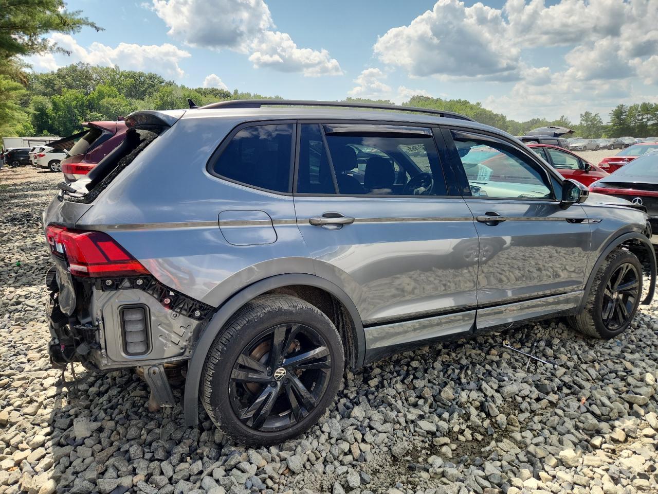 2023 Volkswagen Tiguan Se R-Line Black - Image 3