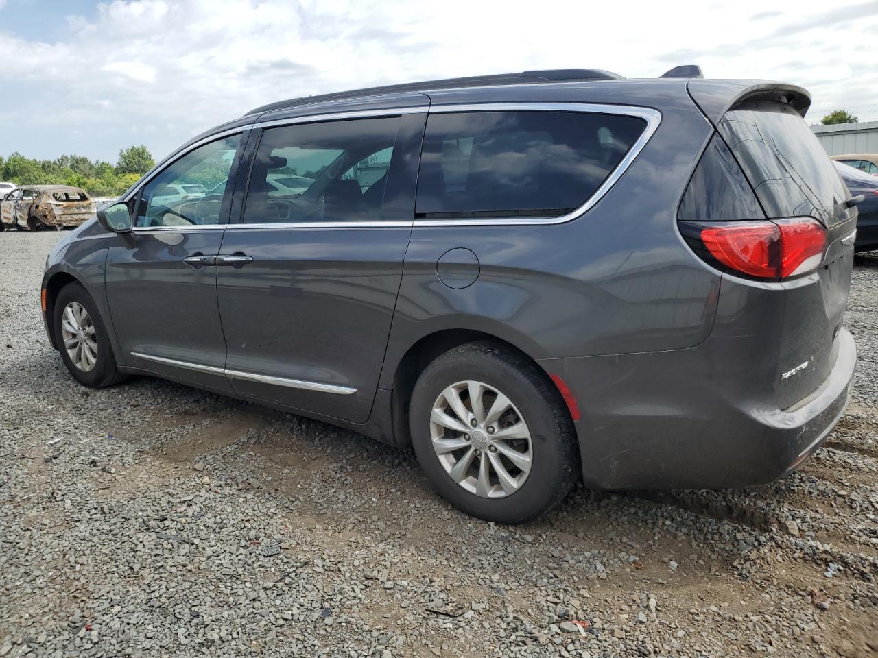 2017 Chrysler Pacifica Touring L - Фото 2