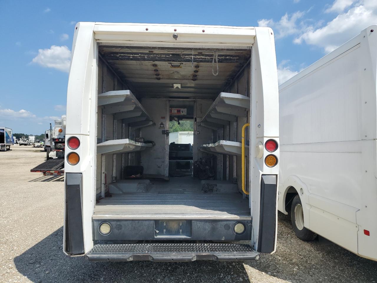 2015 Isuzu Npr - Фото 6