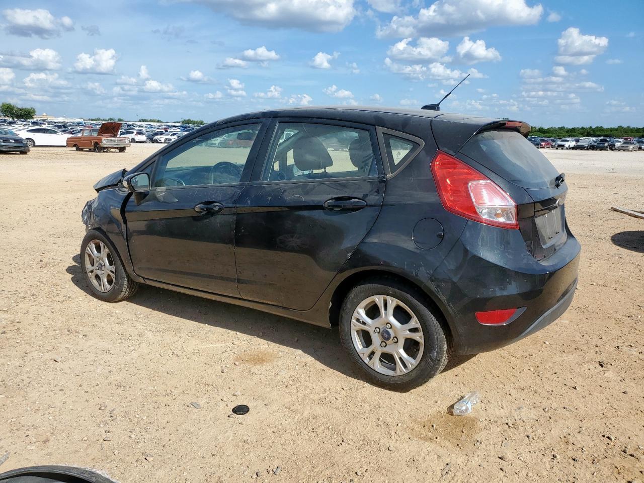 2015 Ford Fiesta Se - Фото 2