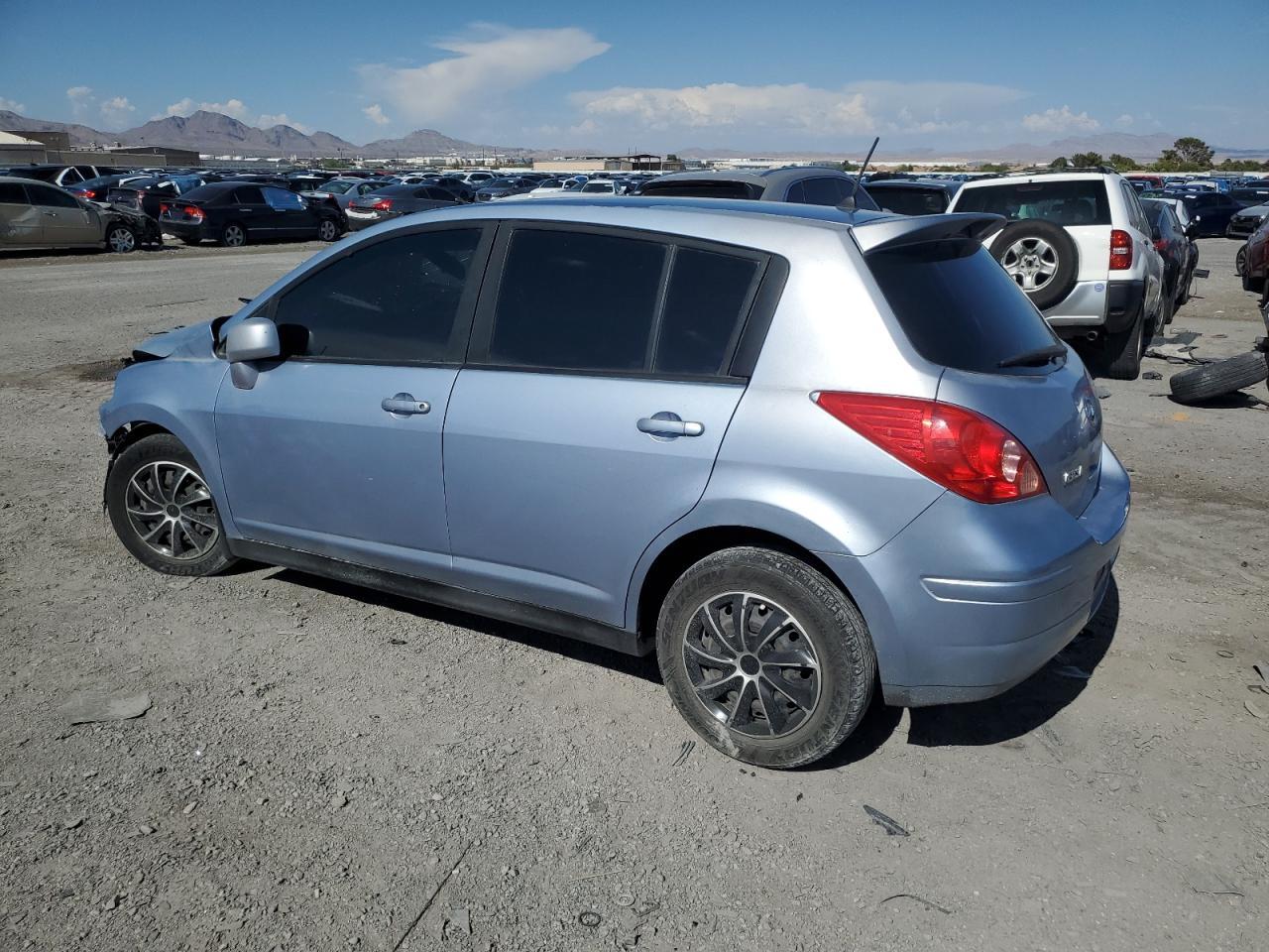 2010 Nissan Versa S - Фото 2