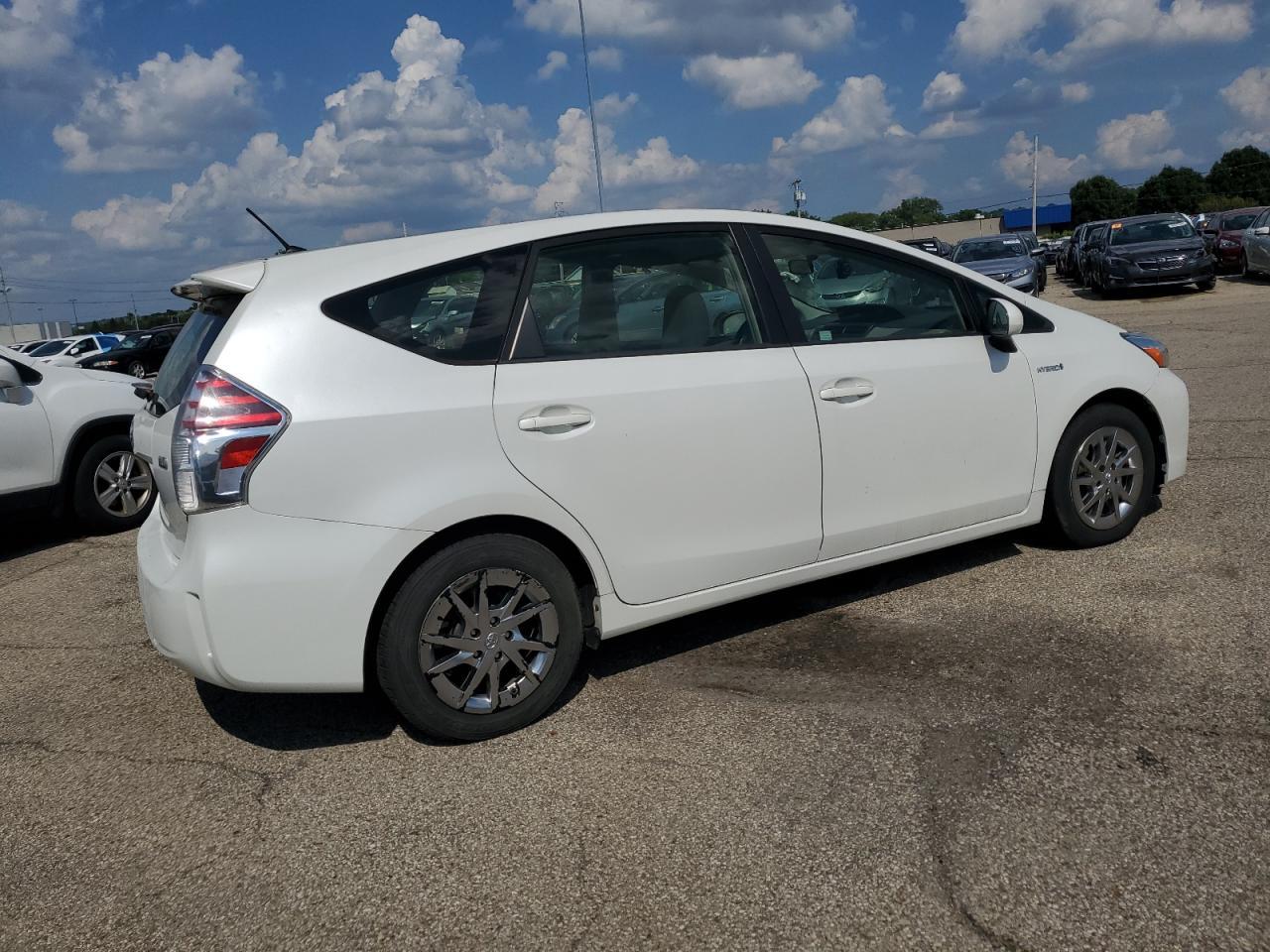 2015 Toyota Prius V - Image 3