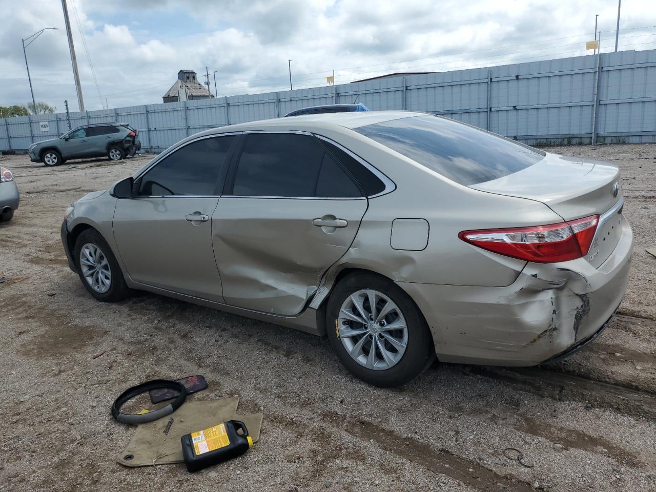2015 Toyota Camry Le - Фото 2