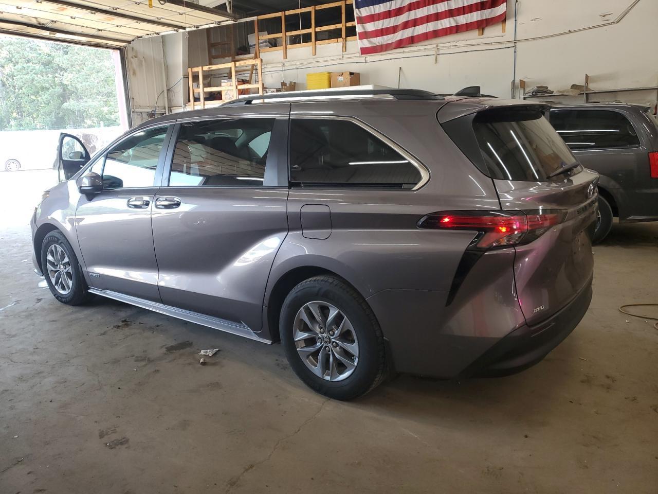 2021 Toyota Sienna Xle - Фото 2