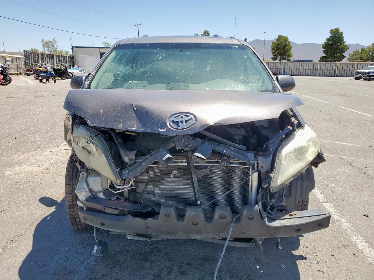 2011 Toyota Sienna Xle - Фото 5