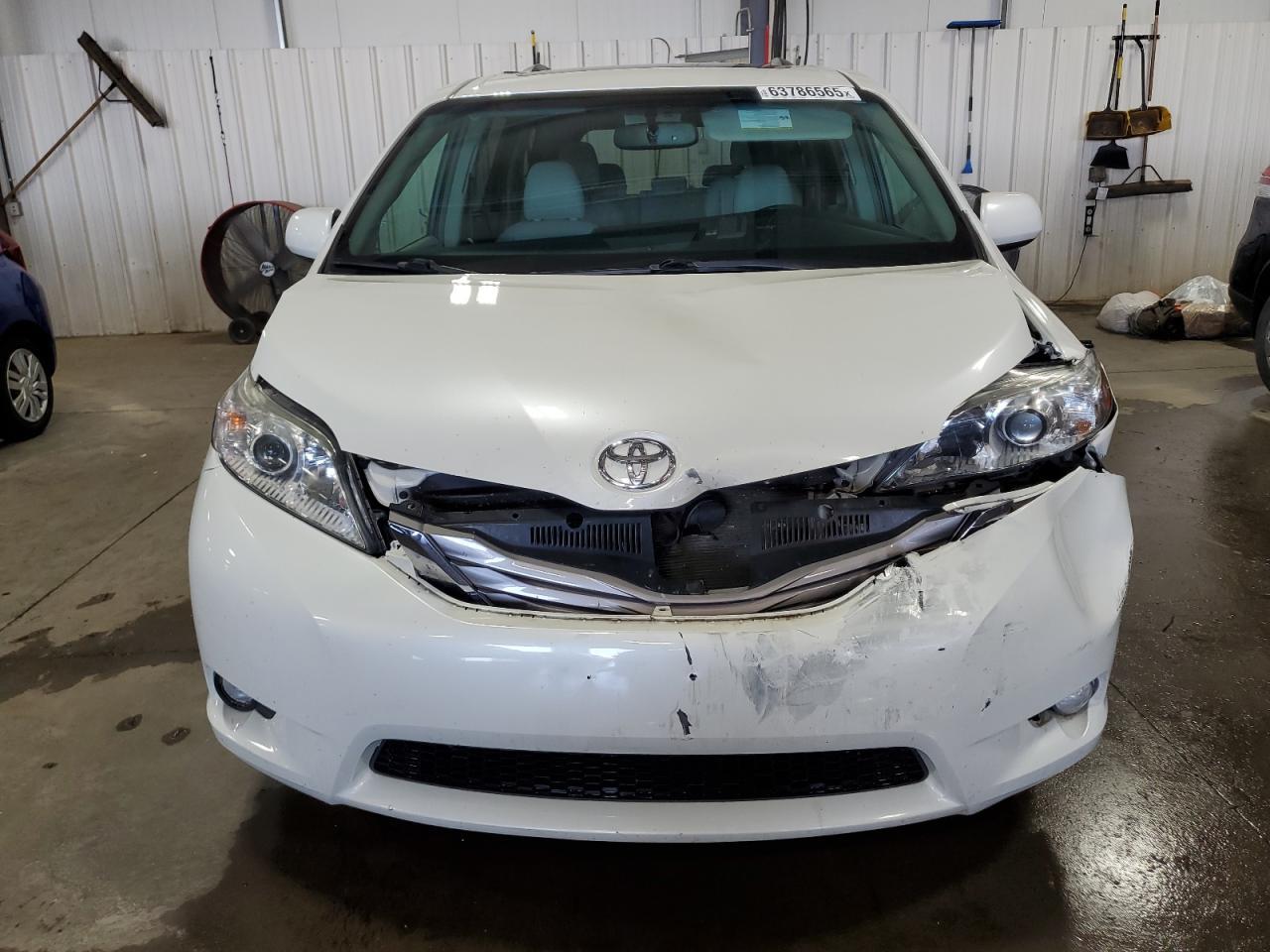 2017 Toyota Sienna Xle - Image 5