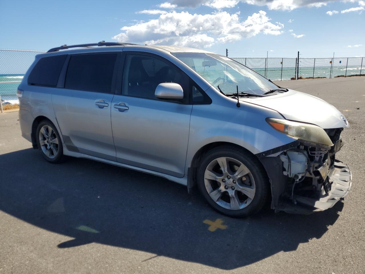2011 Toyota Sienna Sport - Фото 4
