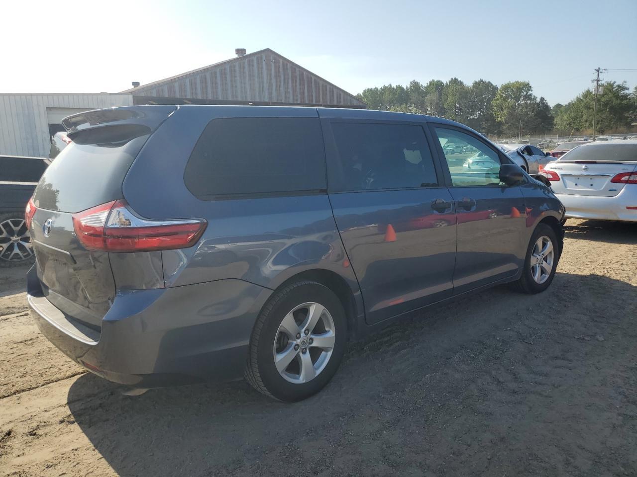 2016 Toyota Sienna - Image 3