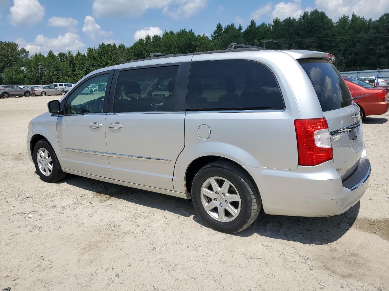 2012 Chrysler Town & Country Touring - Фото 2