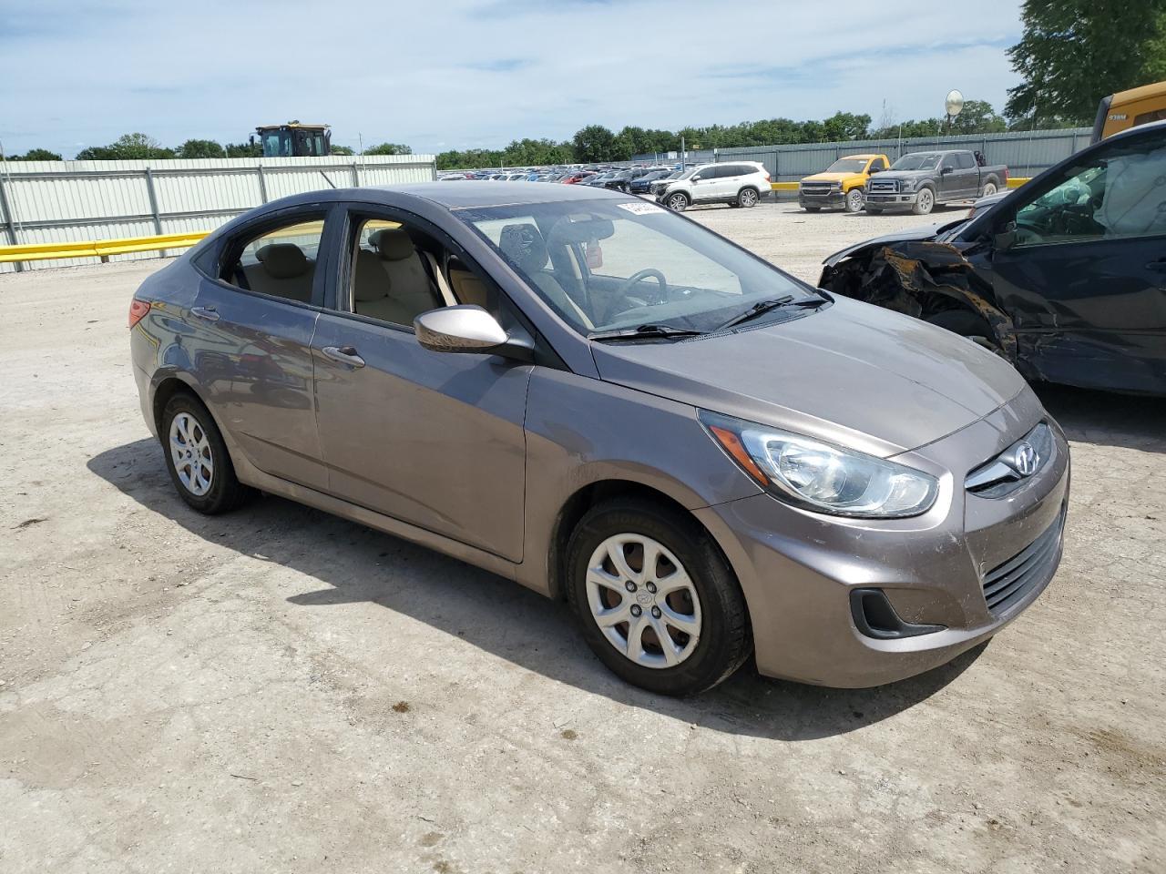 2013 Hyundai Accent Gls - Фото 4