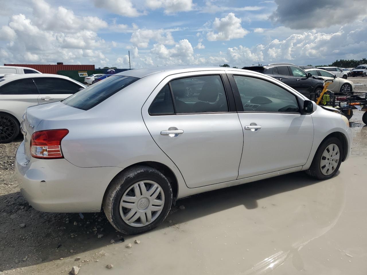 2011 Toyota Yaris - Image 3