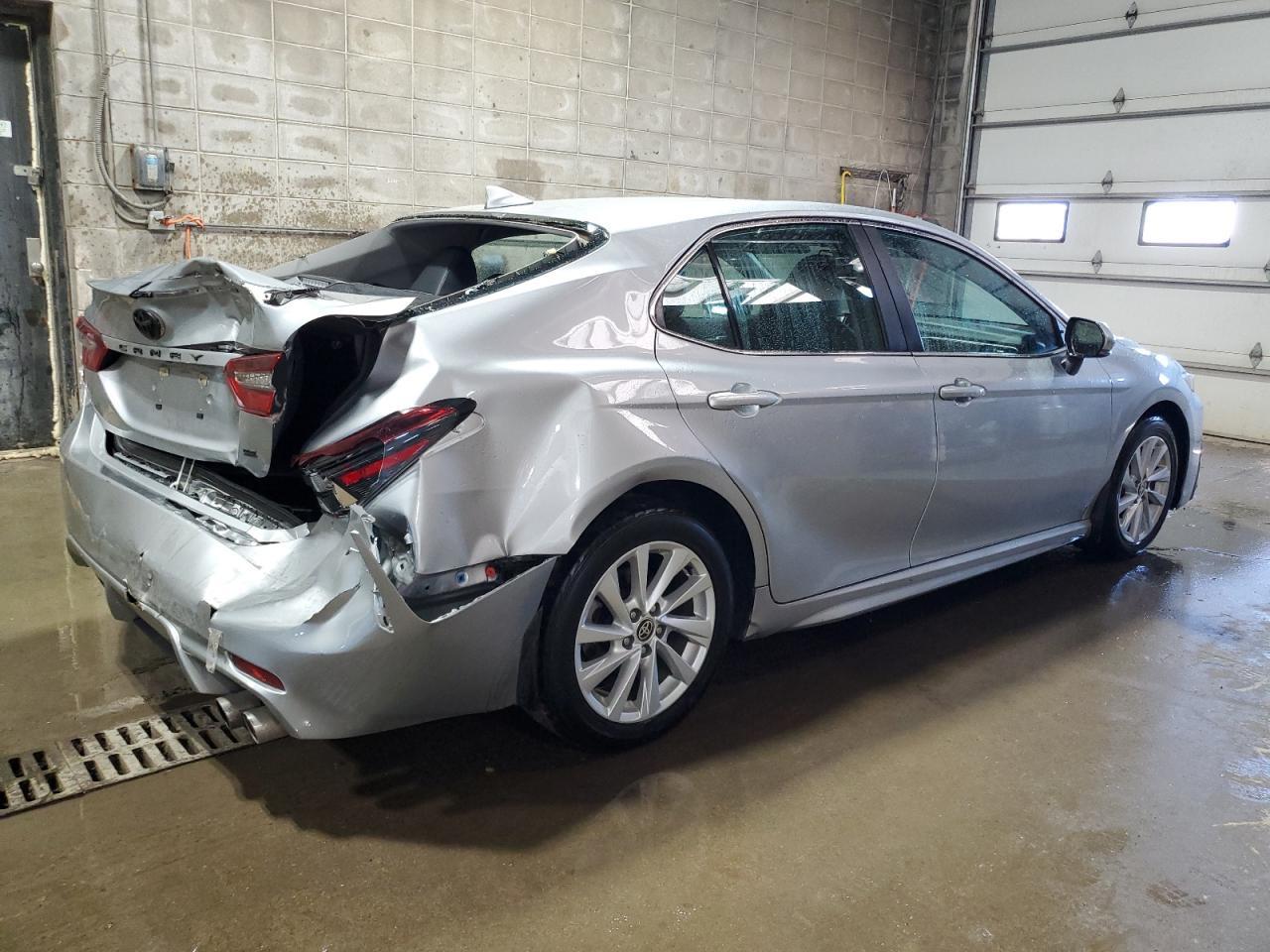 2021 Toyota Camry Se - Фото 3