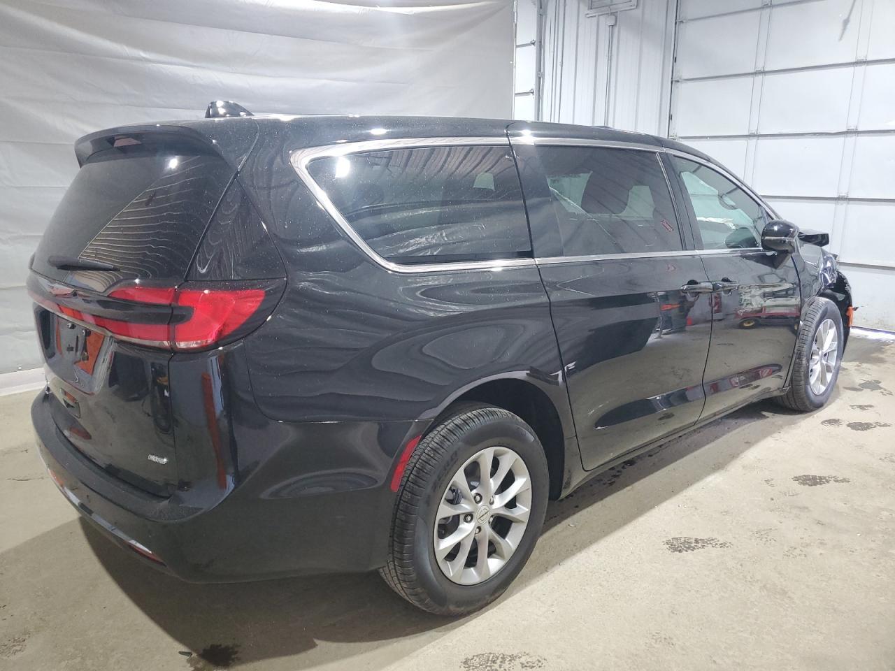 2025 Chrysler Pacifica Select - Image 3