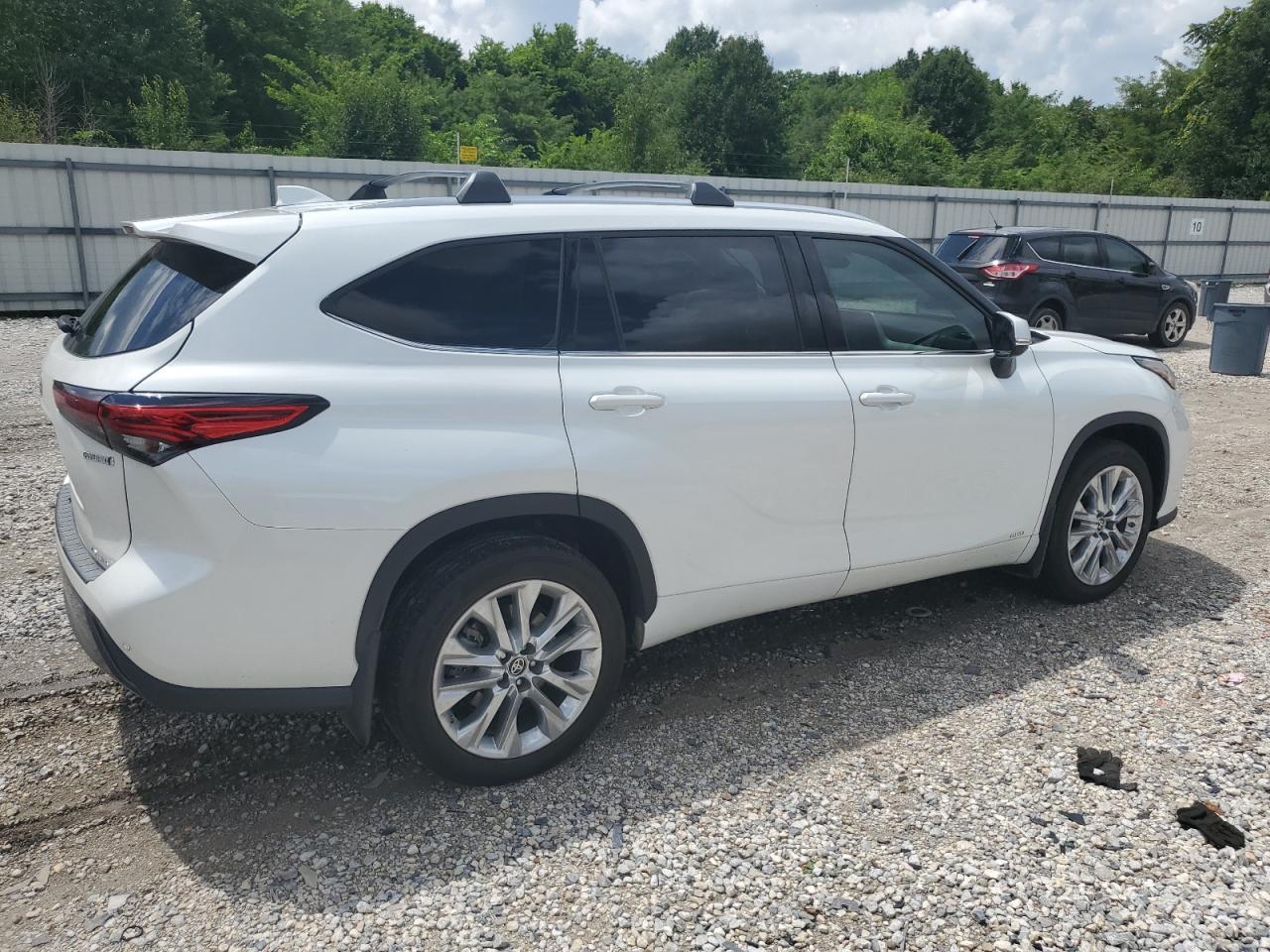 2023 Toyota Highlander Hybrid Limited - Image 3