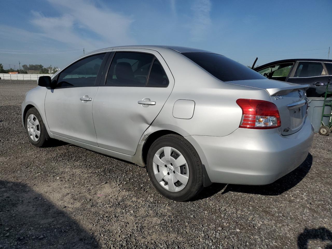 2011 Toyota Yaris - Image 2