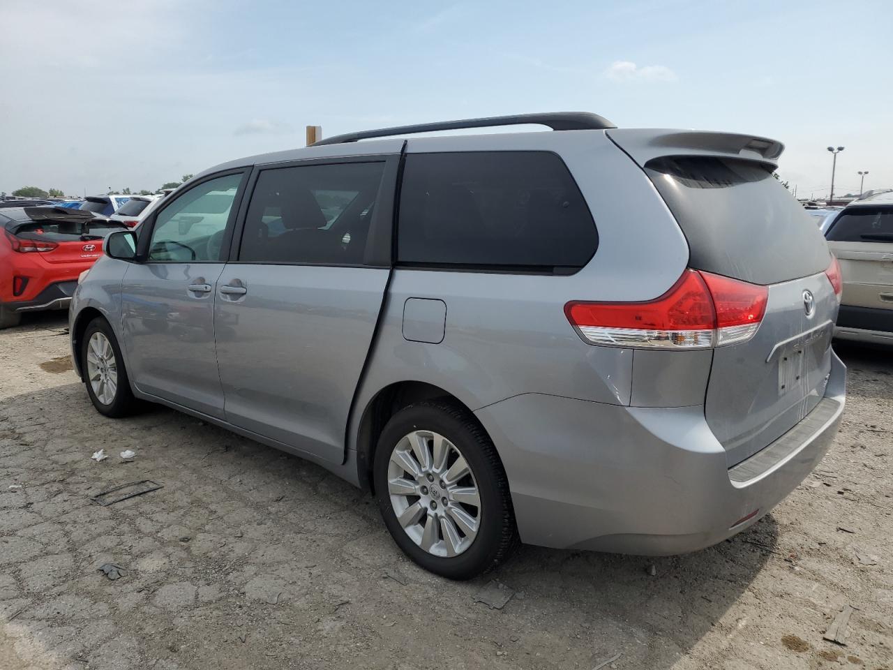 2012 Toyota Sienna Xle - Image 2