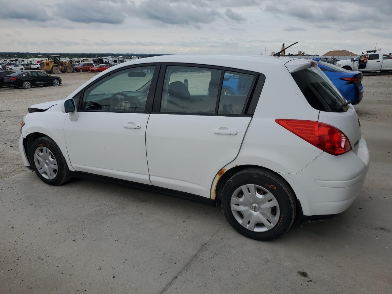 2011 Nissan Versa S - Фото 2