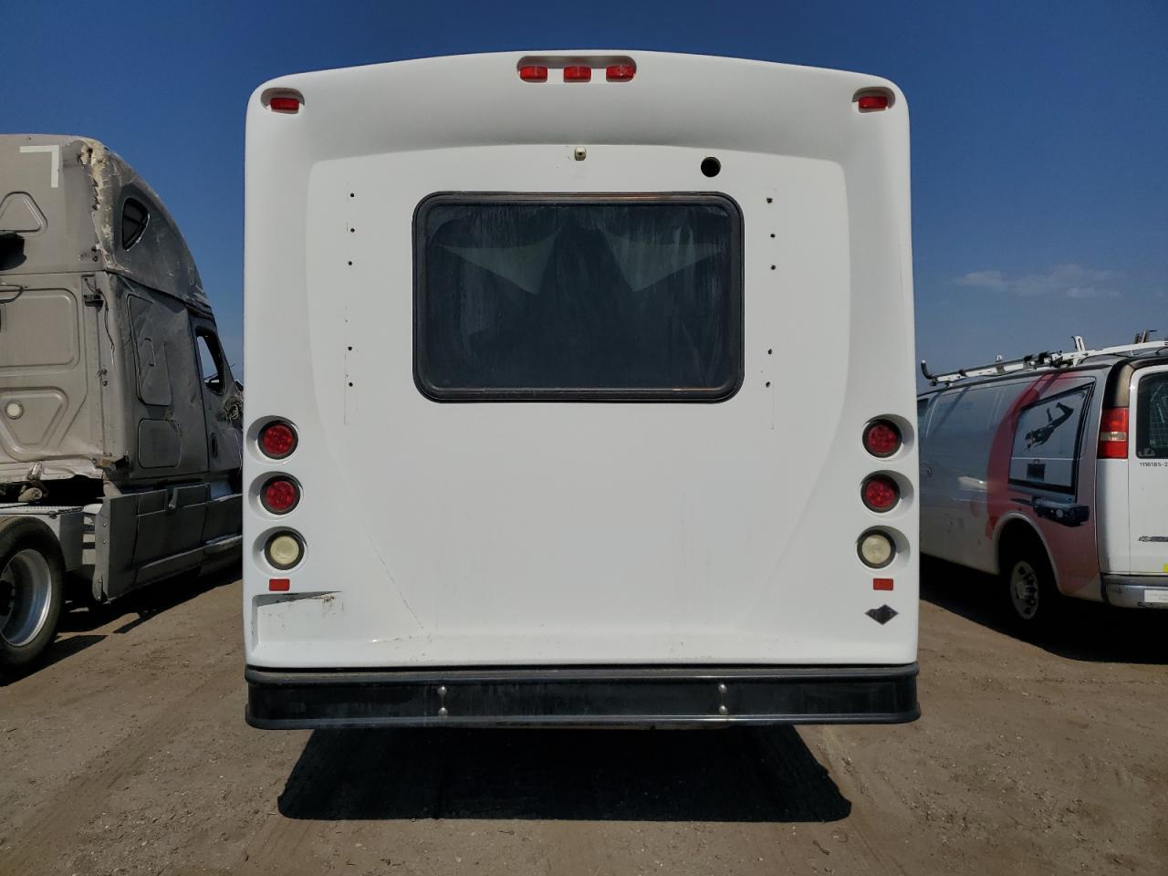 2013 Ford Econoline E450 Super Duty Cutaway Van - Image 6