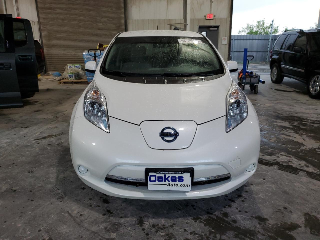 2017 Nissan Leaf S - Image 5