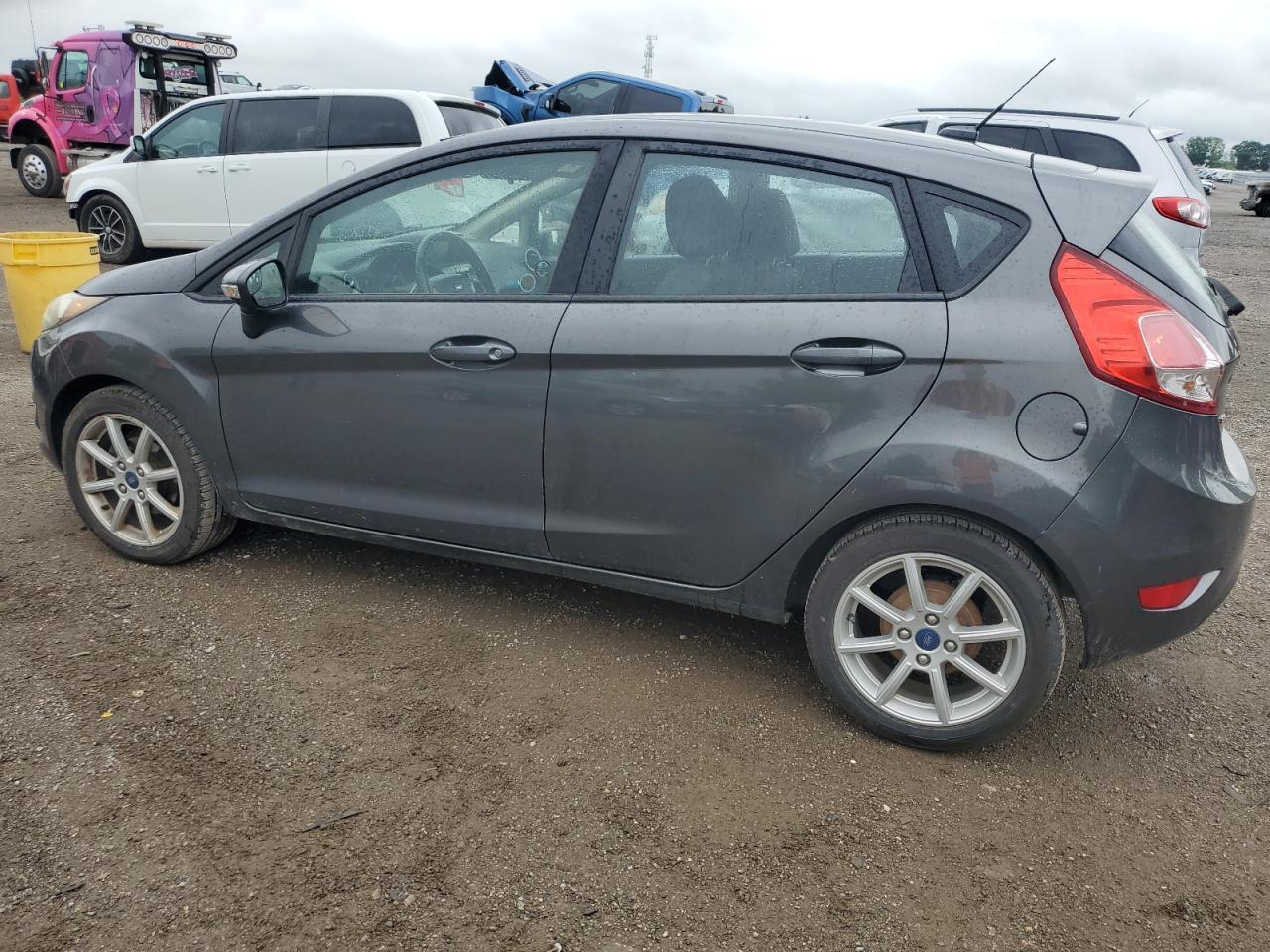2015 Ford Fiesta Se - Фото 2