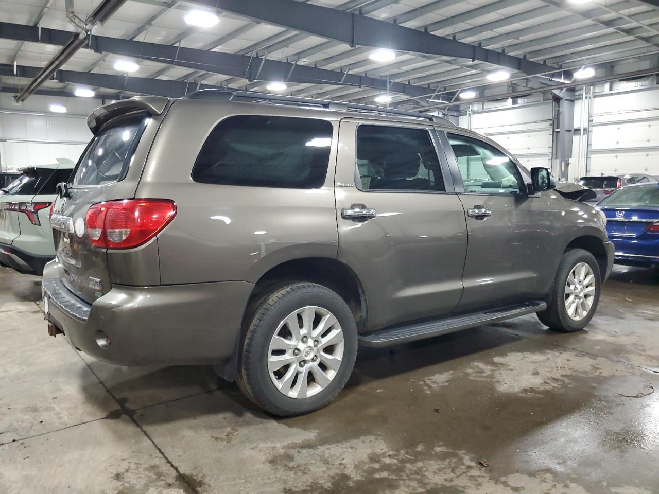 2010 Toyota Sequoia Platinum - Фото 3