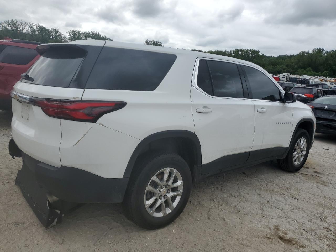 2022 Chevrolet Traverse Ls - Фото 3