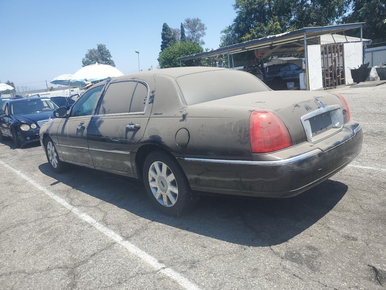 2005 Lincoln Town Car Executive L - Фото 2