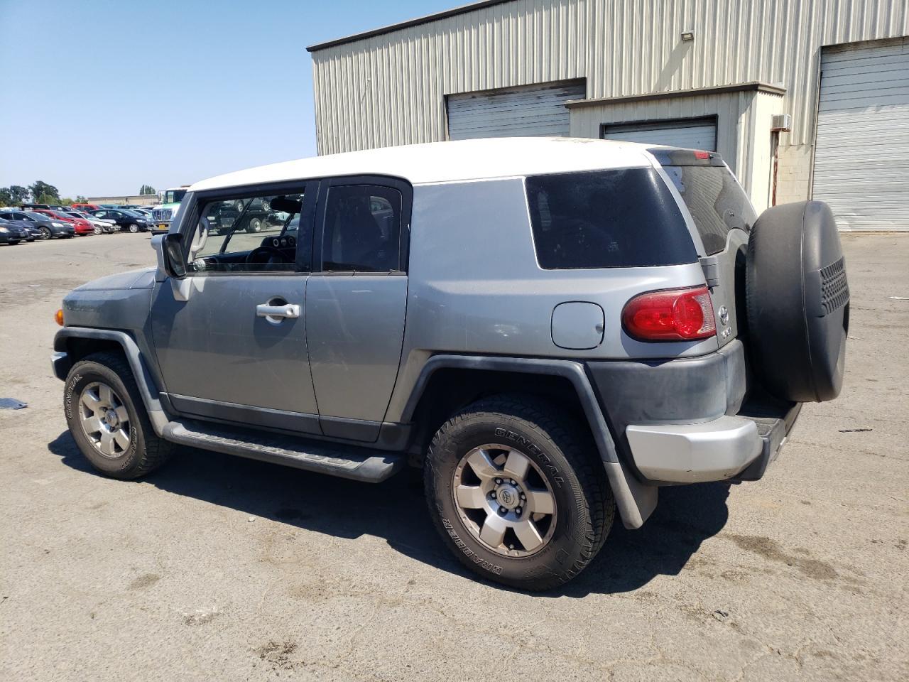 2010 Toyota Fj Cruiser - Image 2
