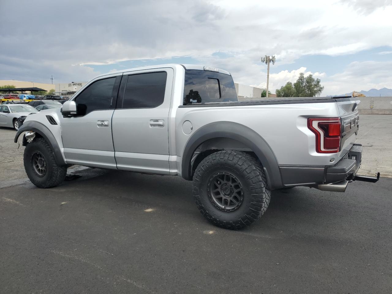 2017 Ford F150 Raptor - Фото 2