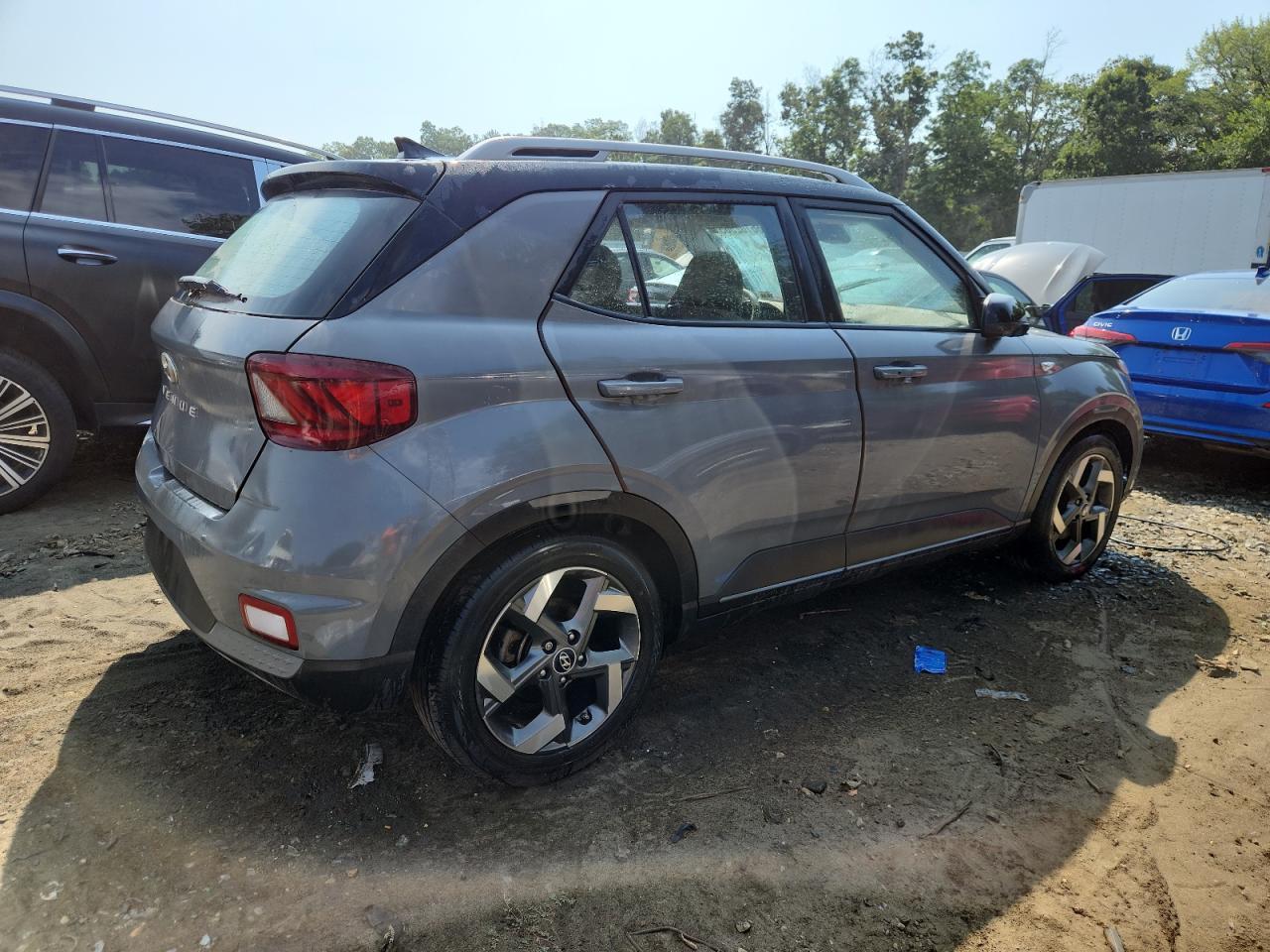 2022 Hyundai Venue Sel - Image 3