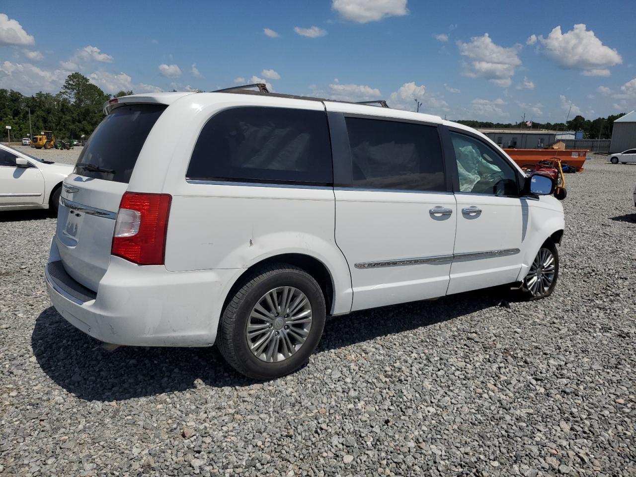 2014 Chrysler Town & Country Touring L - Image 3