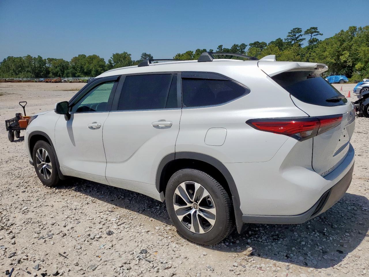2023 Toyota Highlander L - Image 2