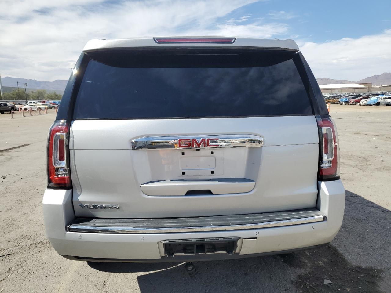 2017 GMC Yukon Denali - Фото 6