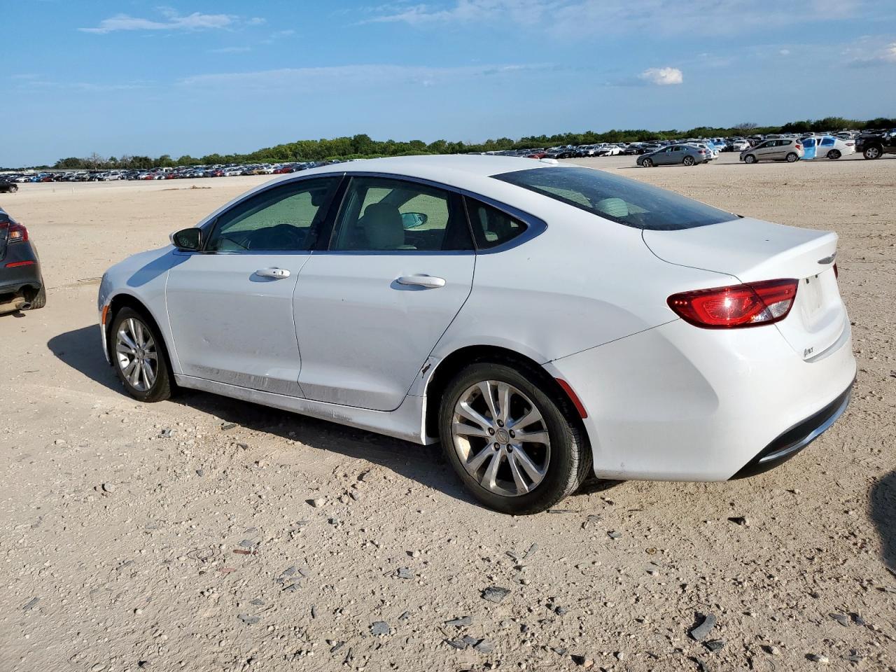 2015 Chrysler 200 Limited - Фото 2