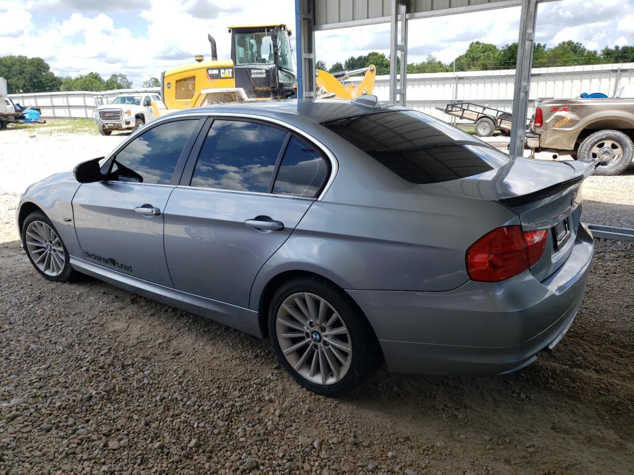 2010 BMW 335 Xi - Image 2