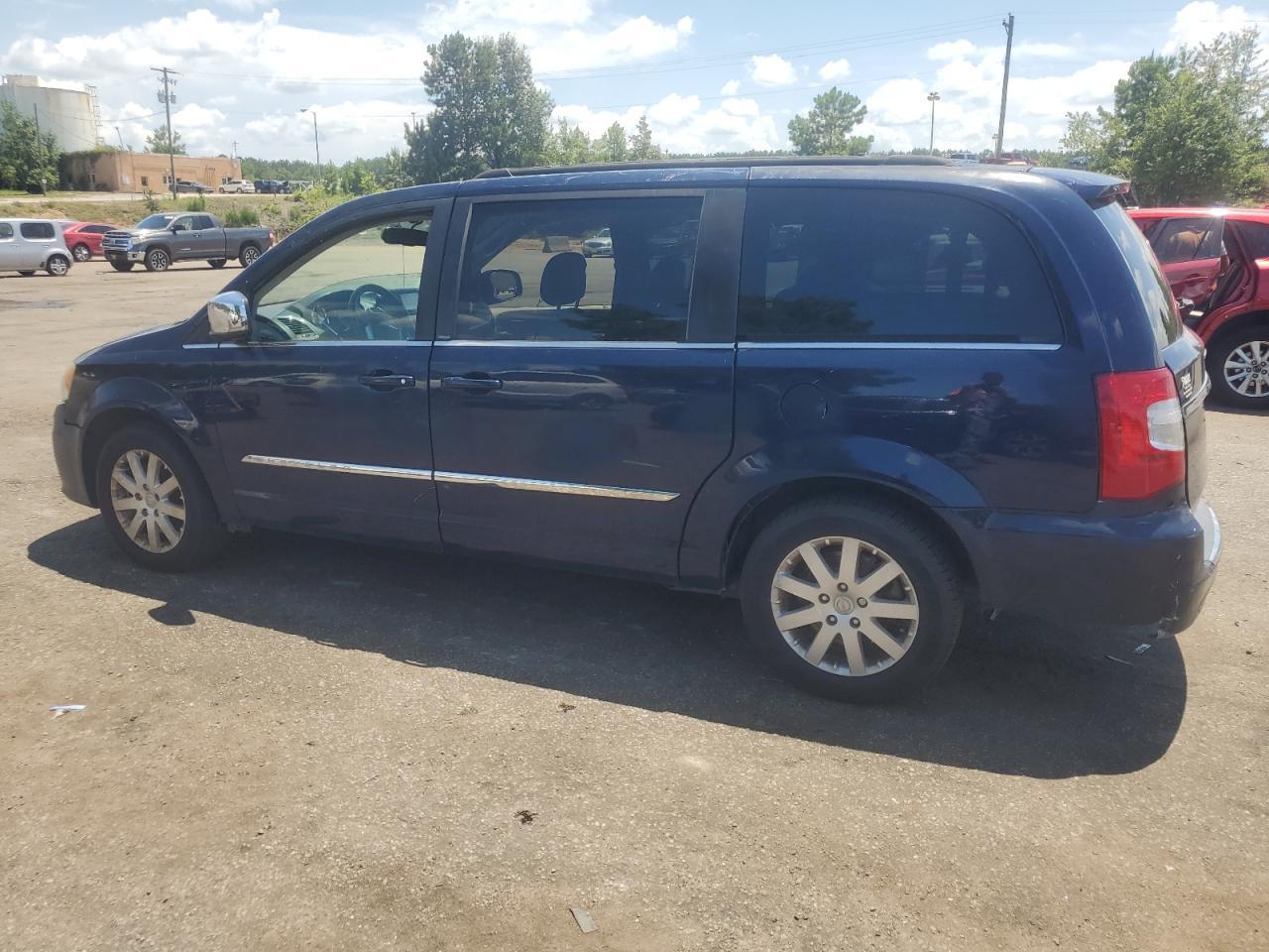 2012 Chrysler Town & Country Touring L - Фото 2