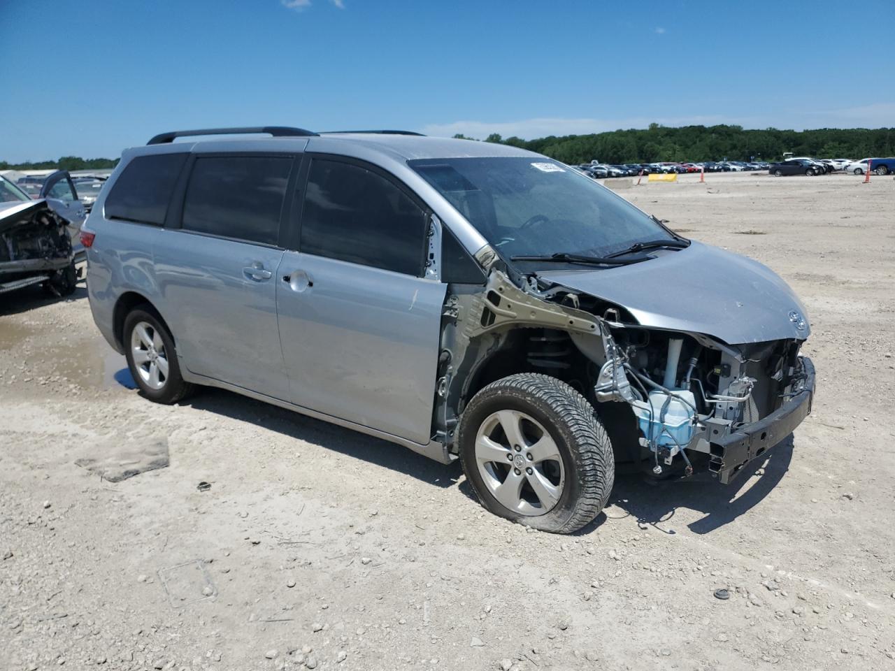 2016 Toyota Sienna Le - Image 4