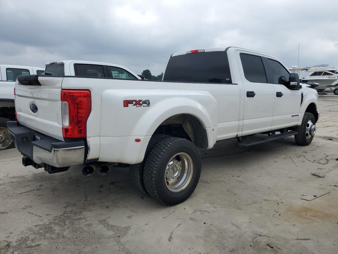 2018 Ford F350 Super Duty - Фото 3