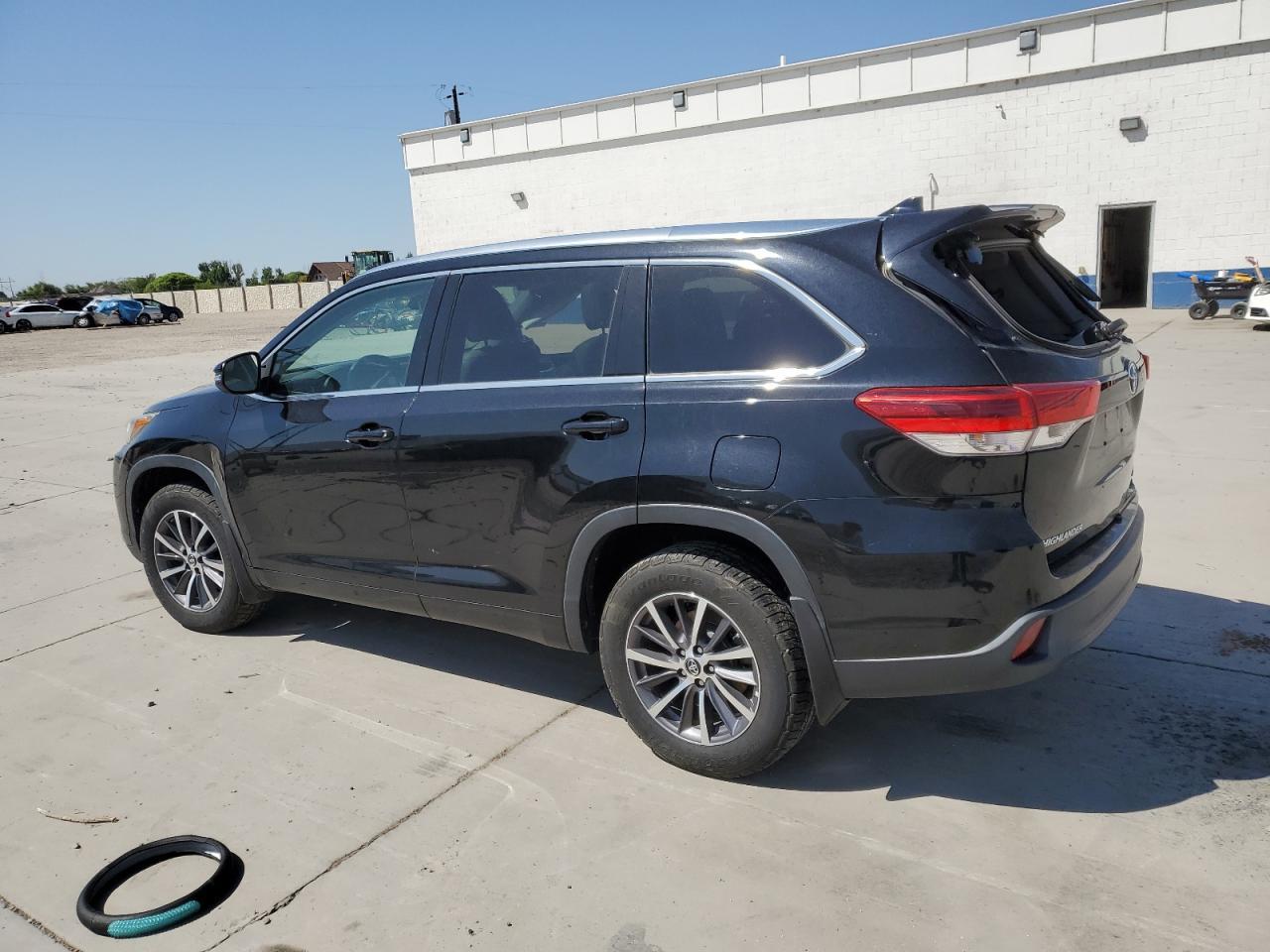 2017 Toyota Highlander Se - Фото 2