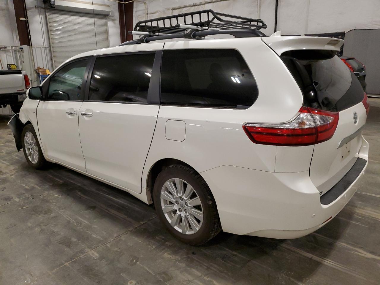 2017 Toyota Sienna Xle - Фото 2