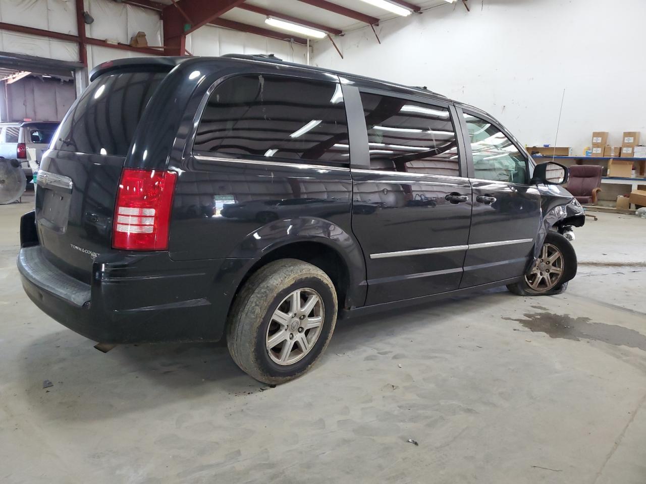 2009 Chrysler Town & Country Touring - Image 3