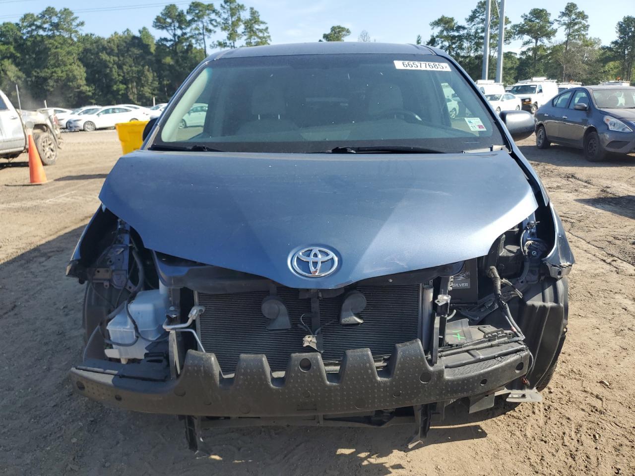 2016 Toyota Sienna - Image 5