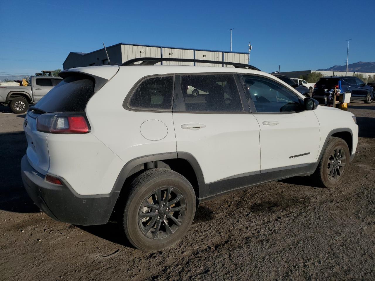 2023 Jeep Cherokee Altitude Lux - Image 3