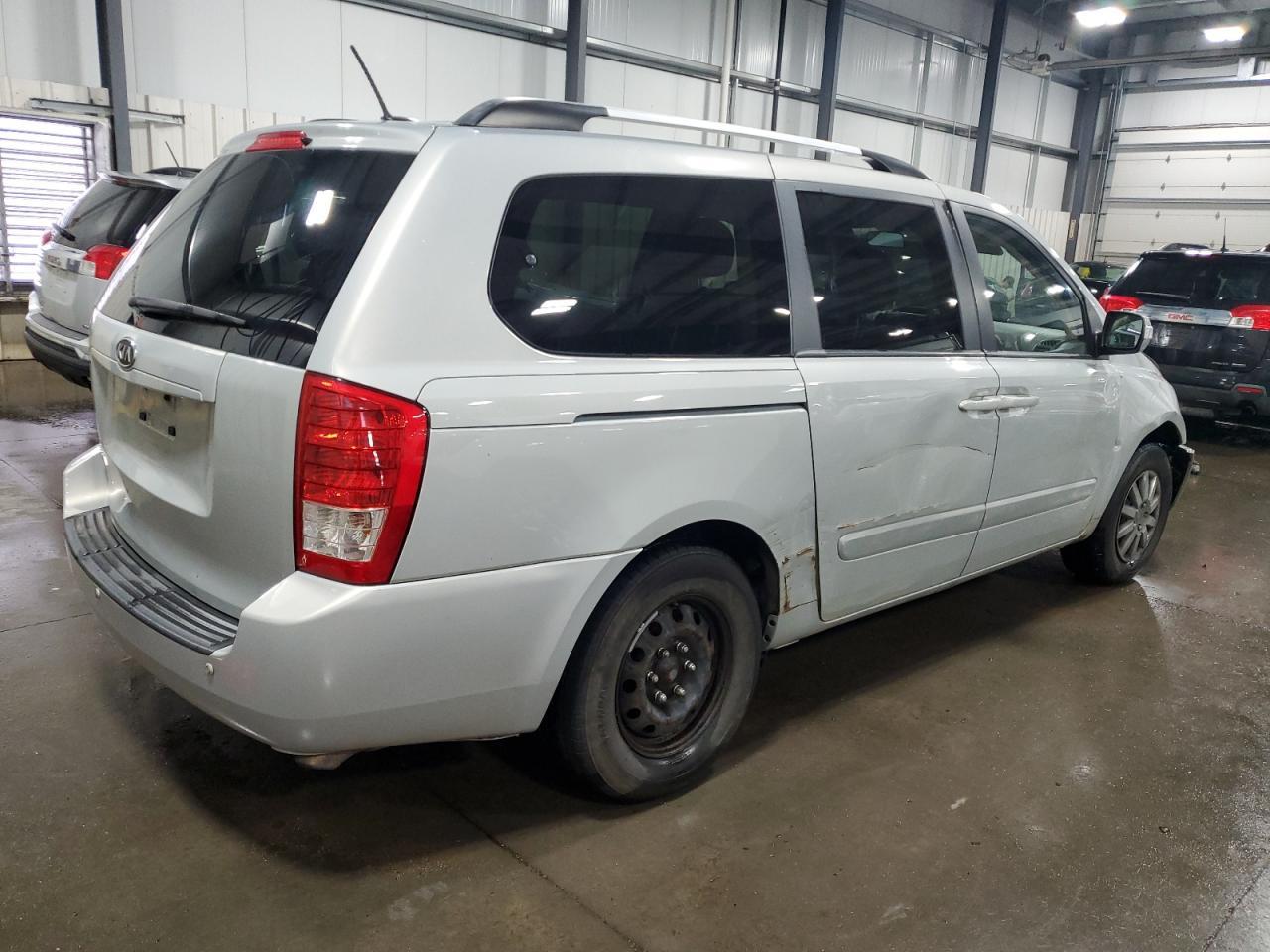 2012 Kia Sedona Lx - Image 3